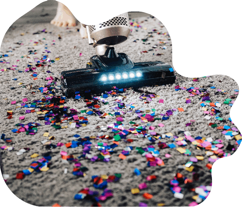 Mann öffnet ein Fenster